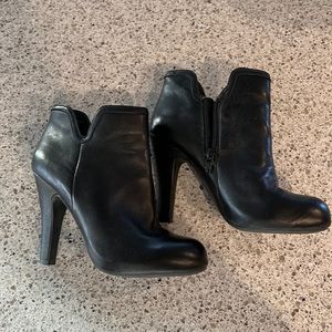 Gianni Bini black leather booties